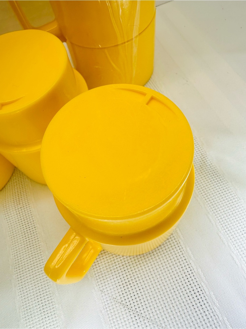 10 yellow 1970’s Melamine stackable camping mugs. - Picture 2 of 3